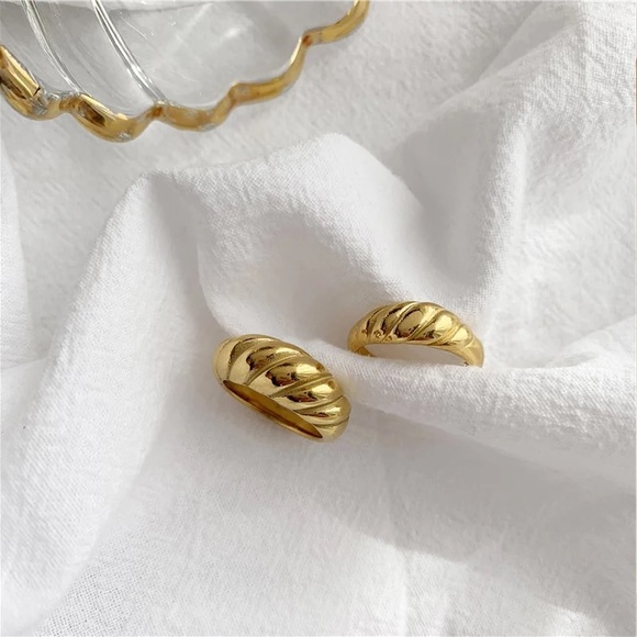 18K Croissant Ring - Picture 2 of 3